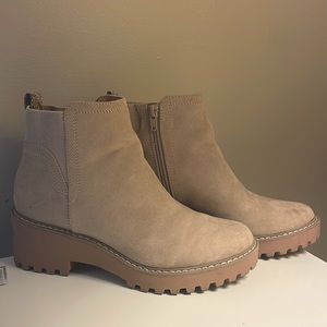 Women’s suede tan Chelsea boots size 7.5